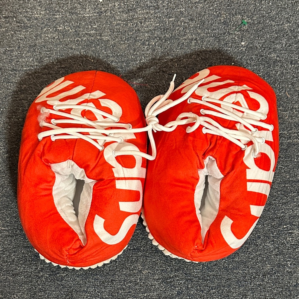 SUPREME SLIPPERS. No tags Authentified by BLAZENDARY
